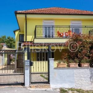 Prodaja, Medulin, vila sa bazenom, 3 uređena studio apartmana