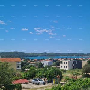 Prodaja nove kuće sa bazenom. Na kući se rade završni radovi.