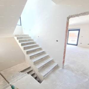 Prodaja nove kuće sa bazenom. Na kući se rade završni radovi.