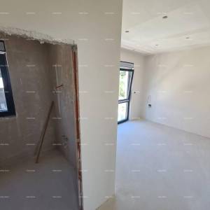 Prodaja nove kuće sa bazenom. Na kući se rade završni radovi.