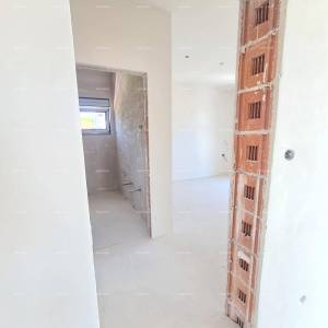Prodaja nove kuće sa bazenom. Na kući se rade završni radovi.