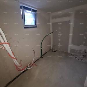 Prodaja nove kuće sa bazenom. Na kući se rade završni radovi.