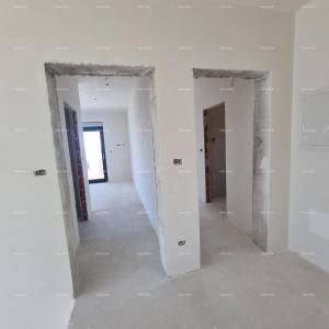 Prodaja nove kuće sa bazenom. Na kući se rade završni radovi.