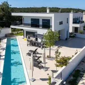 Prodaja - novoizgrađena, moderna i ekskluzivna vila s bazenom, Volme, Pula!