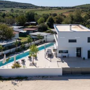 Prodaja - novoizgrađena, moderna i ekskluzivna vila s bazenom, Volme, Pula!