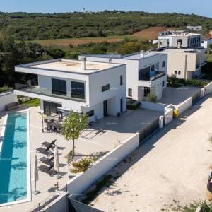 Prodaja - novoizgrađena, moderna i ekskluzivna vila s bazenom, Volme, Pula!
