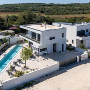 Prodaja - novoizgrađena, moderna i ekskluzivna vila s bazenom, Volme, Pula!