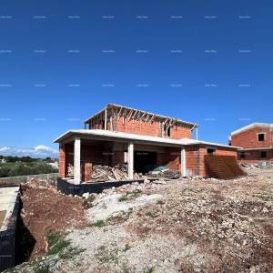 Prodaja obiteljske kuće s bazenom, roh bau,  Kuća se gradi na periferiji grada Pule.