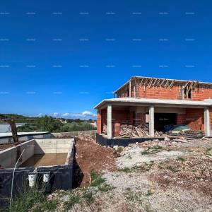Prodaja obiteljske kuće s bazenom, roh bau,  Kuća se gradi na periferiji grada Pule.
