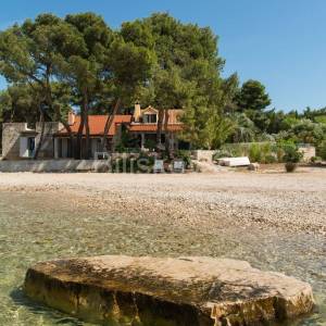 Prodaja, prekrasna kuća, Mirca, otok Brač, prvi red uz more