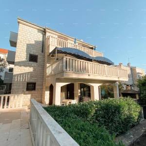 Prodaja prekrasne vile sa 6 apartmana na jednoj od najboljih lokacija u Supetaru, otok Brač!