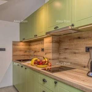 Prodaja prelijepe apartmanske kuće sa tri apartmana u centru, Vrsar!