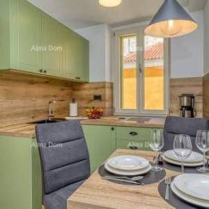 Prodaja prelijepe apartmanske kuće sa tri apartmana u centru, Vrsar!