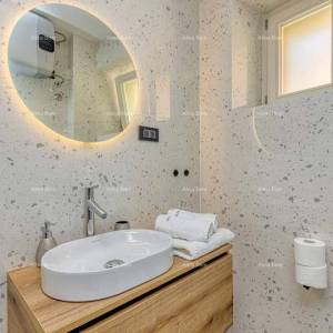 Prodaja prelijepe apartmanske kuće sa tri apartmana u centru, Vrsar!