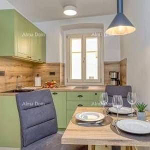 Prodaja prelijepe apartmanske kuće sa tri apartmana u centru, Vrsar!