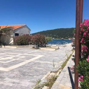 Prodaja Rab poslovni objekt - restoran prvi red do mora