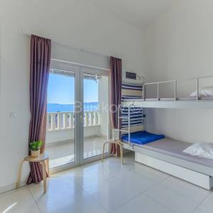 Prodaja, Seget Donji, kuća s apartmanima i zemljištem 
