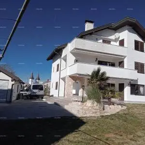 Prodaja velike stambene kuće, pogodne za investiciju, Medulin!