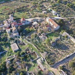 Prodaja, Vis, Komiža, kamena kuća s velikim zemljištem