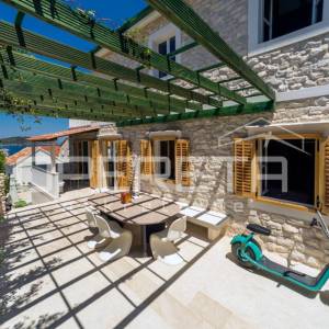 PRODAJA, VIS, POSJED SA DVIJE LUKSUZNE KUĆE I BAZENOM