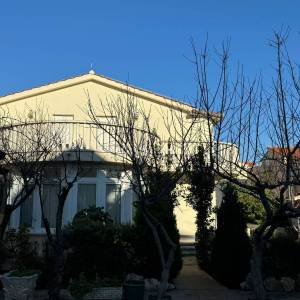 Prodaja, Vodice, prekrasna kuća s velikom okućnicom, garaža