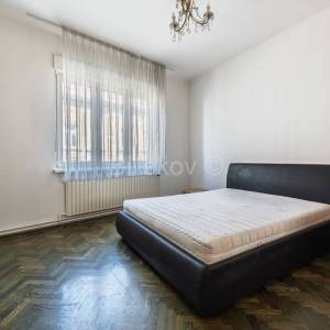 Prodaja, Zagreb, Ribnjak, građanski trosoban stan, 2.kat, nema lifta