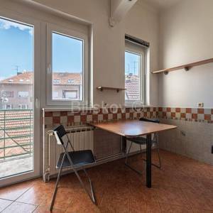 Prodaja, Zagreb, Ribnjak, građanski trosoban stan, 2.kat, nema lifta