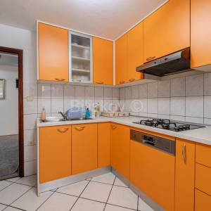 Prodaja, Zagreb, Rudeš, obiteljska kuća s tri apartmana, parking
