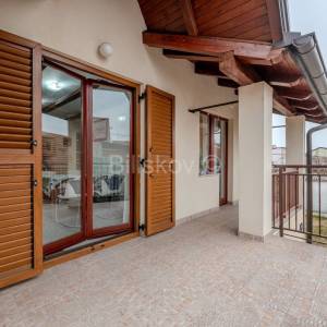 Prodaja, Zagreb, Rudeš, obiteljska kuća s tri apartmana, parking