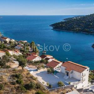 Prodaja,prostrana kuća s pogledom na more