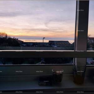 Prodaje se 3-sobni stan sa pogledom na more, na vrhunskoj lokaciji u Poreču