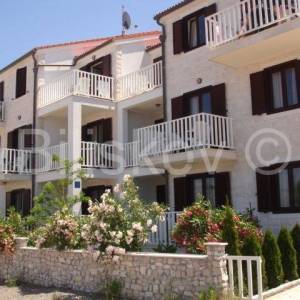 Prodaje se apartmanska kuća uz more – Mirca, otok Brač