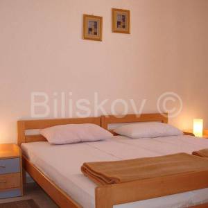 Prodaje se apartmanska kuća uz more – Mirca, otok Brač