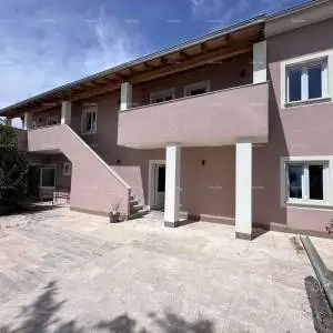 Prodaje se fantastična kuća sa tri stana u Medulinu!