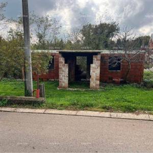 Prodaje se građevinsko zemljište, 560m2, sa nedovršenim objektom!