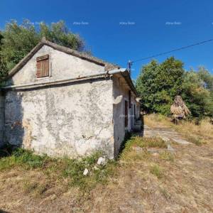 Prodaje se  građevinsko zemljište sa ruševnom kućicom  Labin, s pogledom na more i projektom