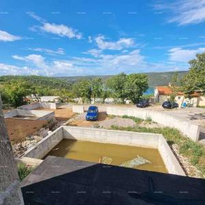 Prodaje se kuća s bazenom i pogledom na more – mirno selo Raša
