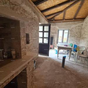 Prodaje se kuća s konobom u fazi renovacije, Krnica!