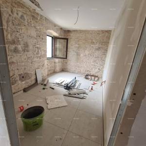 Prodaje se kuća s konobom u fazi renovacije, Krnica!