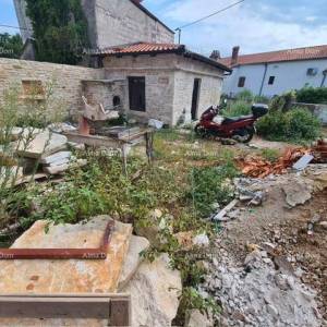Prodaje se kuća s konobom u fazi renovacije, Krnica!