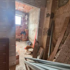 Prodaje se kuća s konobom u fazi renovacije, Krnica!