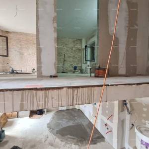 Prodaje se kuća s konobom u fazi renovacije, Krnica!