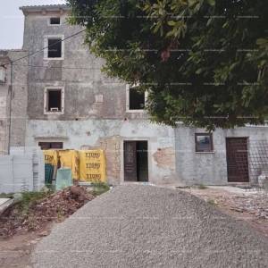 Prodaje se kuća s konobom u fazi renovacije, Krnica!