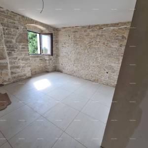 Prodaje se kuća s konobom u fazi renovacije, Krnica!