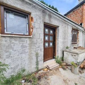 Prodaje se kuća s konobom u fazi renovacije, Krnica!