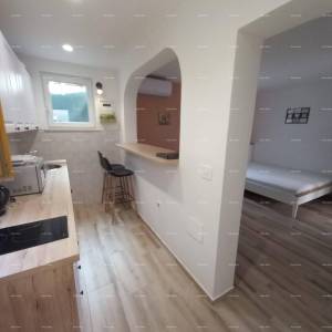 Prodaje se kuća sa 3 apartmana i dvorištem, blizu Pule. Pješčana uvala.
