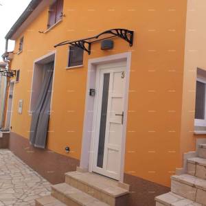 Prodaje se kuća sa 3 apartmana i dvorištem, blizu Pule. Pješčana uvala.