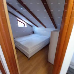 Prodaje se kuća sa 3 apartmana i dvorištem, blizu Pule. Pješčana uvala.