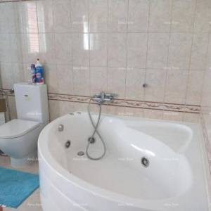 Prodaje se kuća sa 5 apartmana i pogledom na more, Premantura
