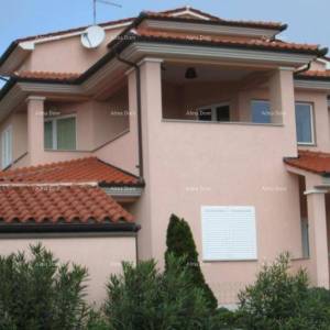Prodaje se kuća sa 5 apartmana i pogledom na more, Premantura